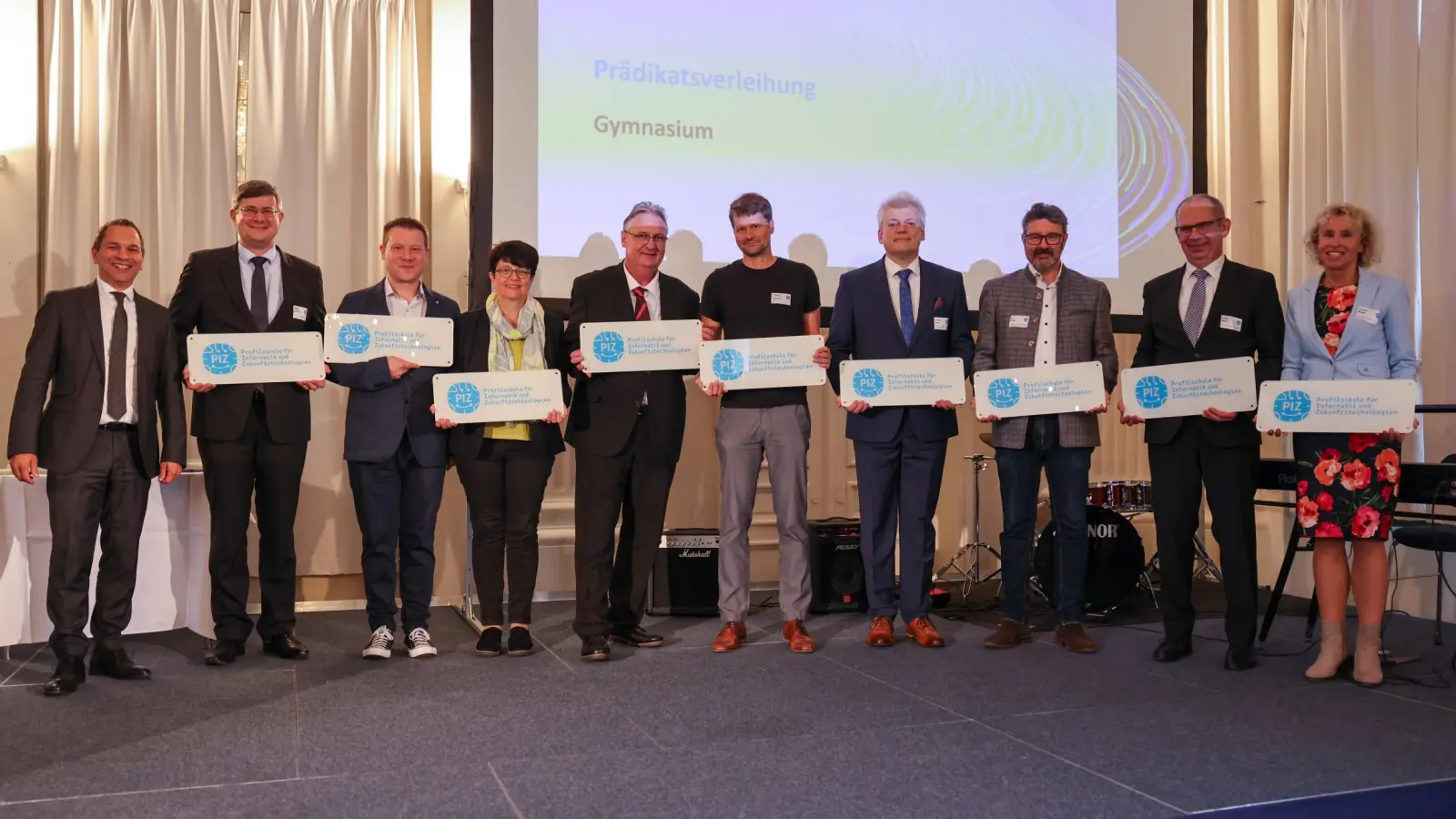 Das Foto zeigt den Schulleiter OStD Matthias Weiser (vierter von rechts) beim Festakt in der Münchner Residenz nach Erhalt der Plakette aus den Händen des Amtschefs des Kultusministeriums Herrn Ministerialdirektor Martin Wunsch (ganz links). (Bild: Alexandra Beier)