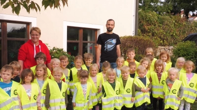 Der Tüv Süd überreicht Warnwesten für den Kindergarten in der Gemeinde Guteneck. (Bild: Kindergarten Weidenthal/exb)