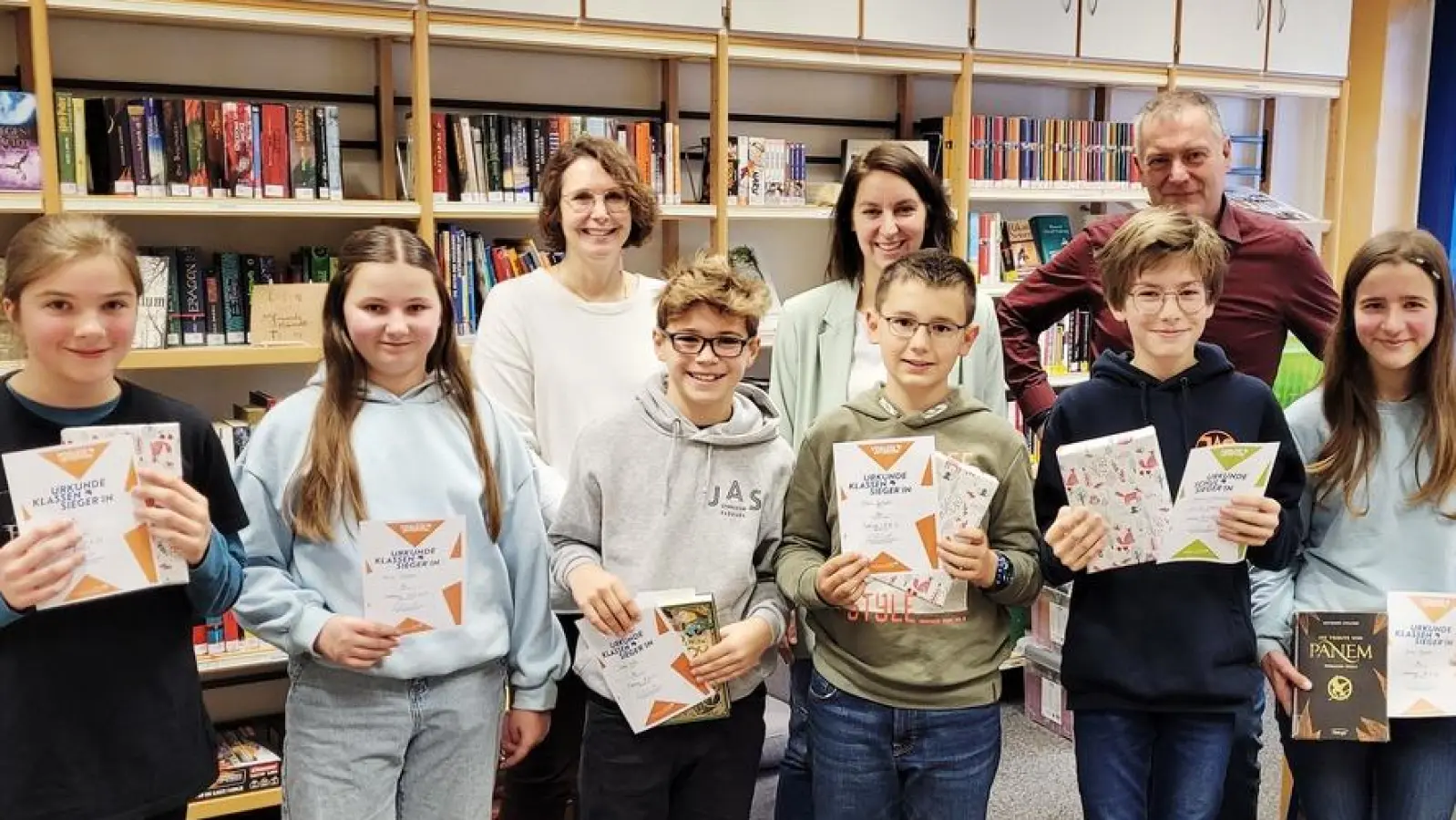 Die drei schulbesten Vorleser des Nabburger Gymnasiums waren in diesem Jahr Emma Igl (vorne links), Tobias Spitaler (Dritter von rechts)) und Magnus Fröhlich (Zweiter von rechts). Sie wurden im Namen des Elternbeirats mit einem hochwertigen Buchpreis ausgezeichnet. Ebenfalls mit einer Urkunde ausgezeichnet wurden die weiteren Klassensieger Emily Fischer, Simon Pröls und Yuna Melzner (von links). Schulleiter Christian Schwab (hintere Reihe, rechts) gratulierte gemeinsam mit den beiden Jurorinnen Petra Giebisch (hinten links) und Karin Wilnauer (Mitte) zu dieser besonderen Leistung.<br> (Bild: Fröhlich/exb)