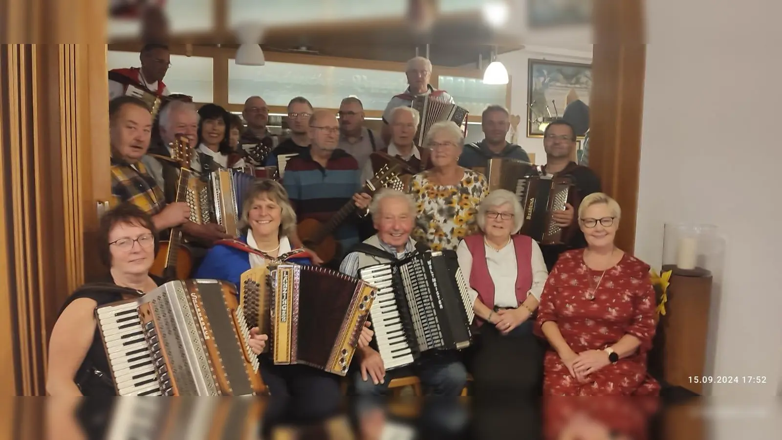 Zünftig ging es wieder zu beim Wirtshaussingen des HAK in Kötzersdorf mit den Musikanten aus der Region.  (Bild: Monika Fink)