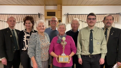 Die Siegermannschaft um Gerlinde Biersack (Pokal) u. Schießleiter Werner Irlbeck (li) u. Schützenmeister Ulrich Götz (re.)  (Bild: Heinze Maria )