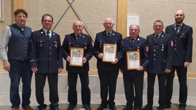 Bei der Jahreshauptversammlung der Feuerwehr Rottendorf werden vier Mitglieder zur Ehrenmitgliedern ernannt. (Bild: Altmann/exb)