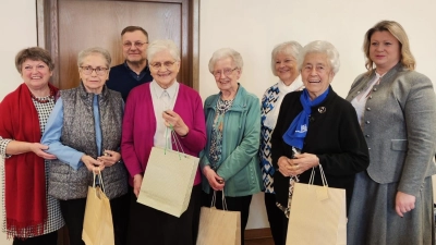 Die Jubilarinnen mit Maria Paulus, Geistl. Beirat Markus Brunner, Hildegard Choynowski und Stellv.Diözesanleiterin Kerstin Aufschneider (Bild: Marianne Bachmann)