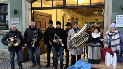 Markträtin Laura Roth und Madeleine Hammerl mit Sohn Sebastian und die Werkstattmusikanten freuen sich an Heiilig Abend auf kleine und große Gäste. (Bild: Karl Ziegler )