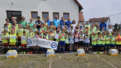 Die vier Jungen-Mannschaften nach der Grundschul-Landkreismeisterschaft auf dem Sportgelände des FV Vilseck (von links): 1. Poppenricht, 2. Vilseck, 4. Auerbach und 3. Hahnbach. (Bild: khg)