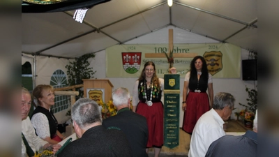 Landeslies´l Vanessa Brei mit dem Fahnenband für den Patenverein. (Bild: Hans Sieß)