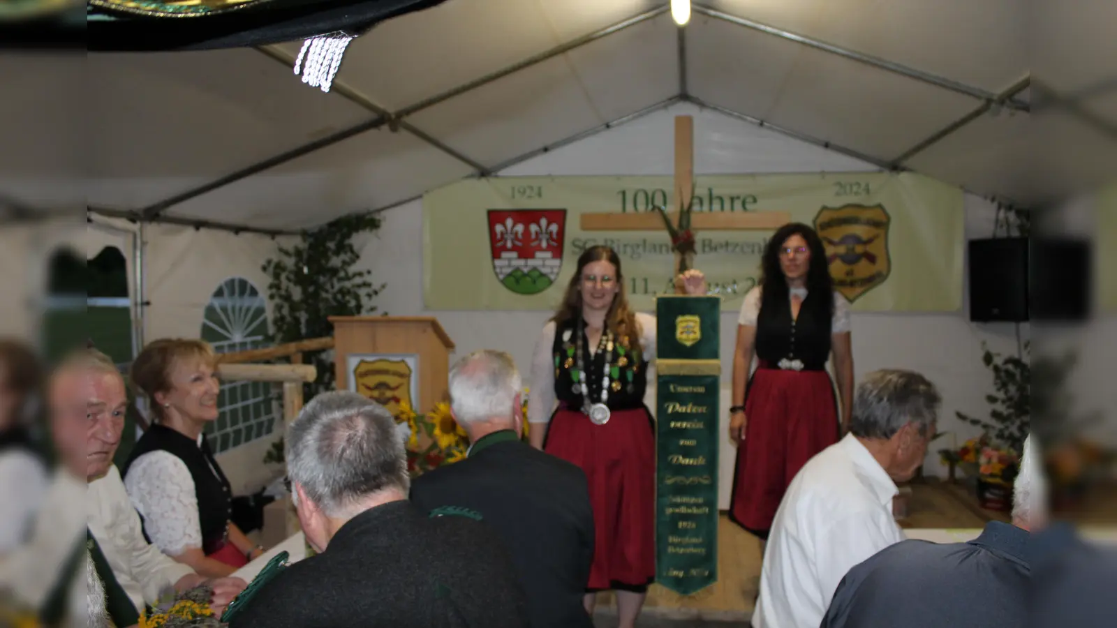 Landeslies´l Vanessa Brei mit dem Fahnenband für den Patenverein. (Bild: Hans Sieß)