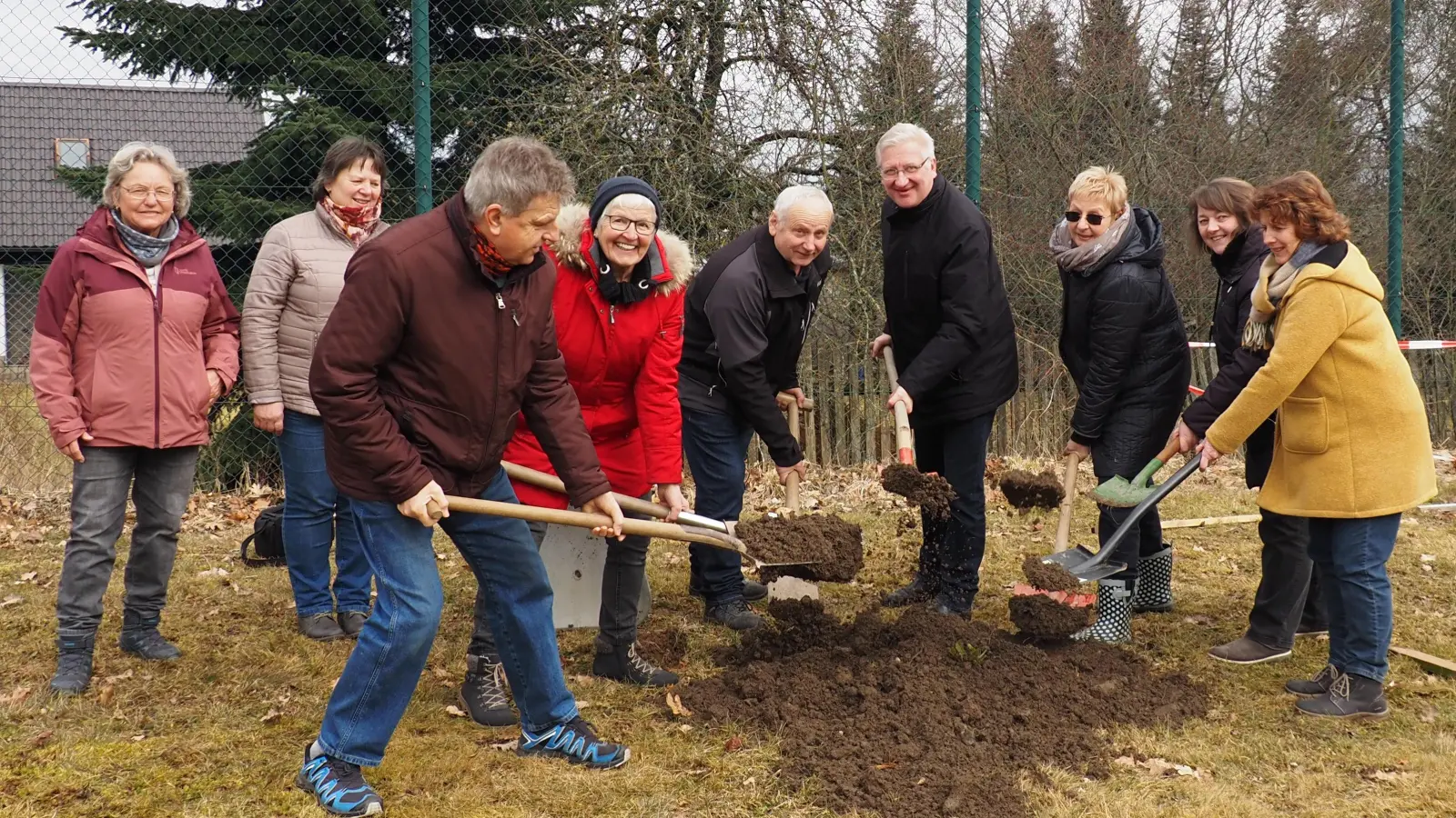 Die Vorstandschaft mit Bürgermeister Reger beim Spatenstich. (Bild: Gerd Neumann )