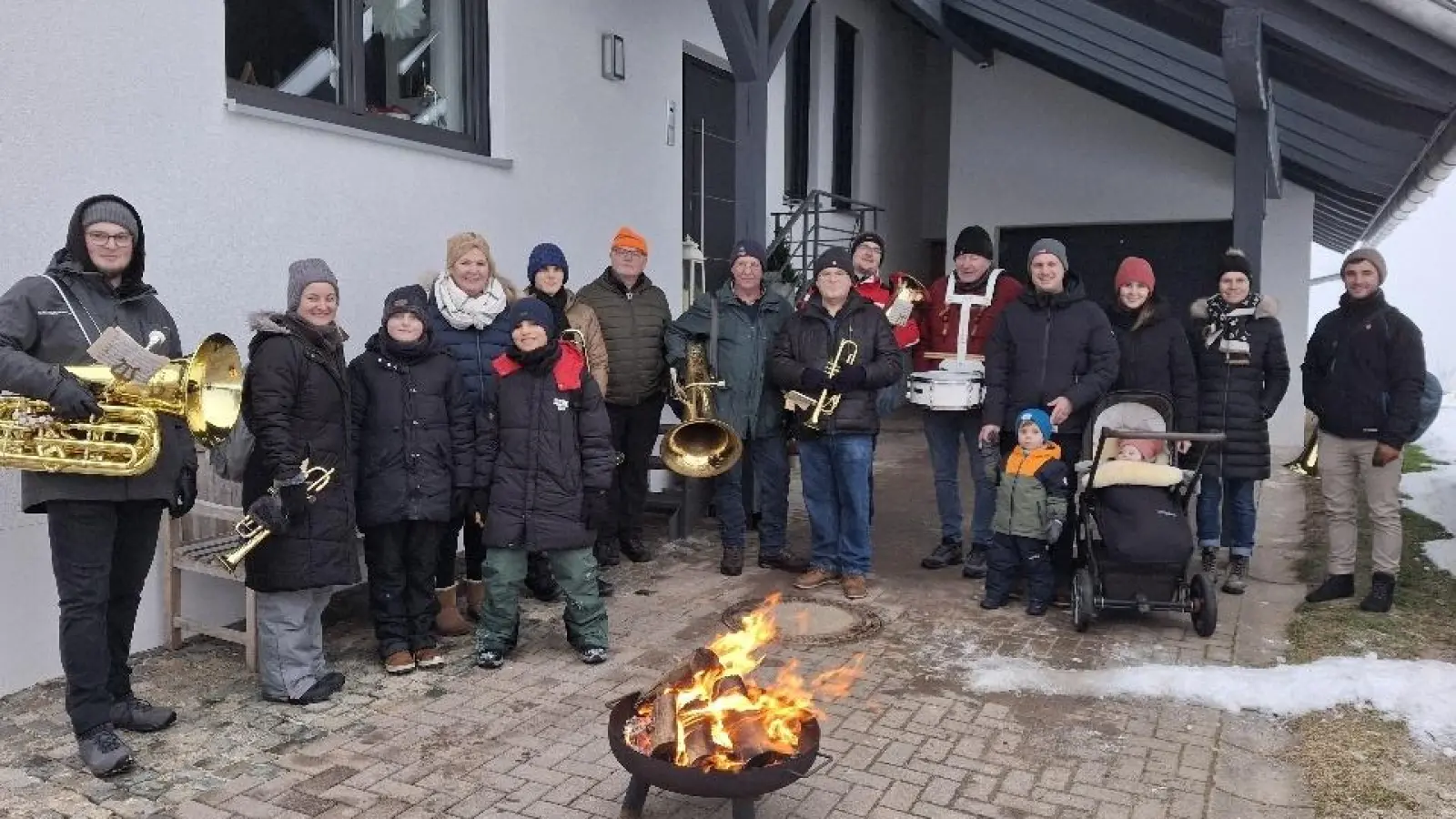 Bei Bürgermeister Wolfgang Söllner wartete an einem wärmenden Feuer warme Getränke auf die Musikanten. (Bild: Josef Söllner)