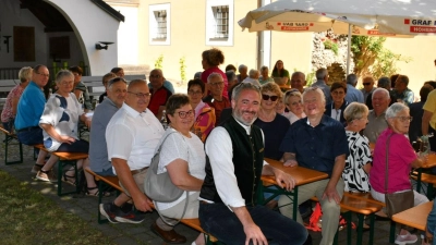 Pfarrer Markus Lettner (re) und Bürgermeister Christian Graf aus Hohenels (3.v.re.) hießen die Schmidmühlener Radlwallfahrer beim Besuch des Skapulierfest in Hohenfels willkommen.  (Bild: Paul Böhm)