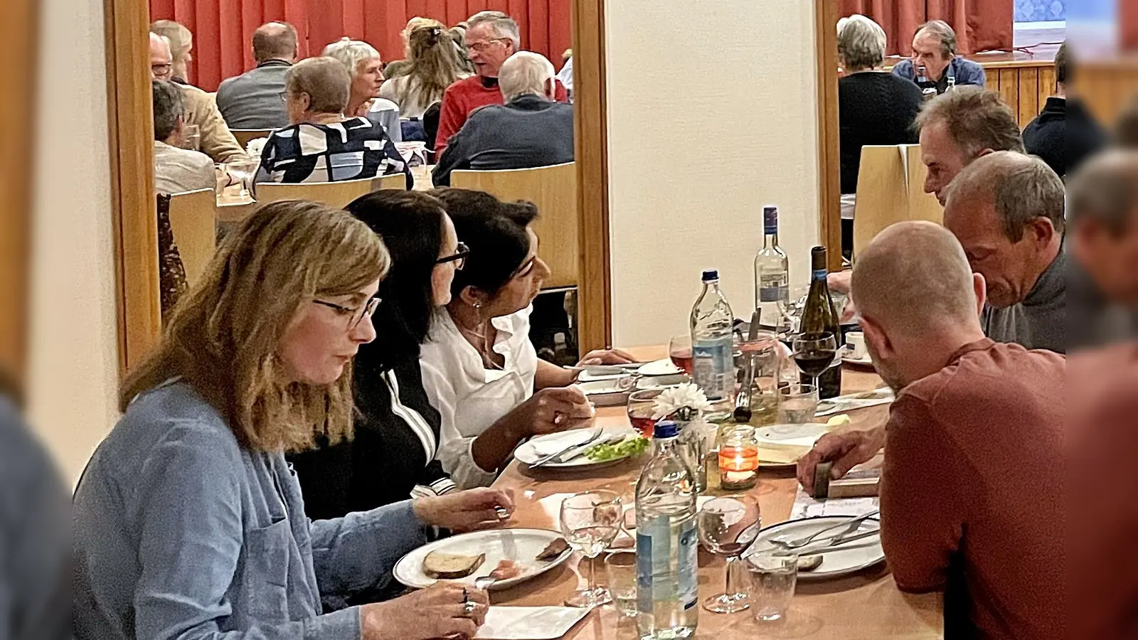 Gut besucht war zum Kirchweihwochenende das Weinfest der Freien Wähler im Pfarrheim. (Bild: Dietmar Schaller)