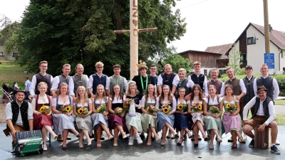 Die zwölf Adlholzer Kirwapaare freuten sich mit den beiden Kirwawirten und den Musikanten über eine gelungene und stimmungsvolle Modlholzer Kirwa. (Bild: Markus Rauscher)