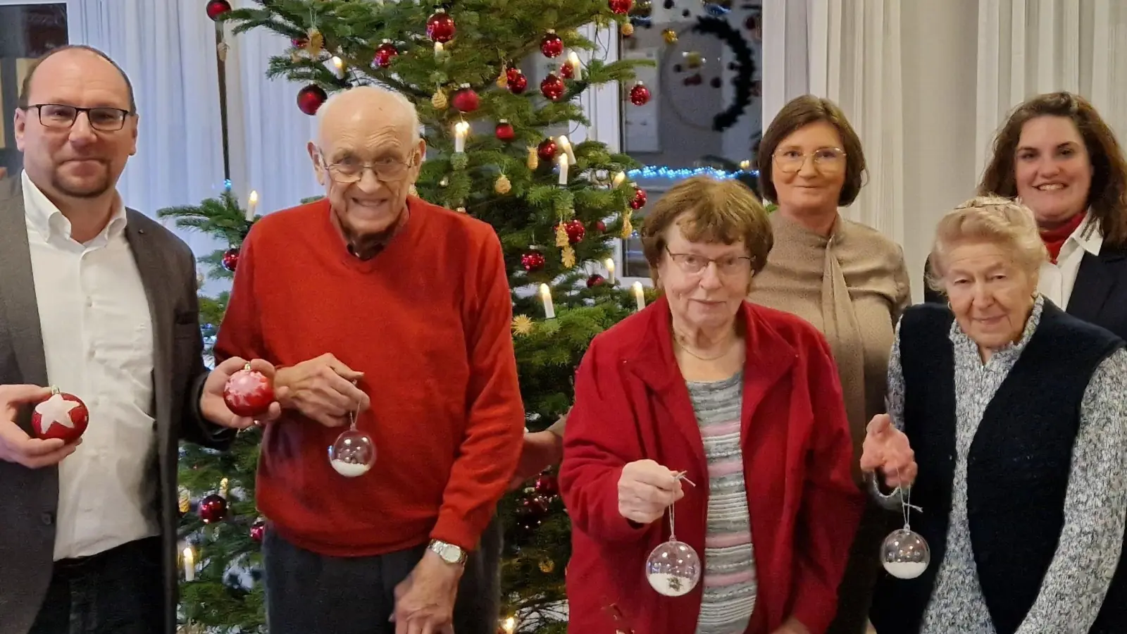 Referent Pflege Andreas Wöhrl (von links) mit Heimbeiratsvorsitzendem Friedrich Schreyer, Einrichtungsleiterin Beate Pochec, Leiterin Jugendrotkreuz Stephanie Busch und Bewohnerinnen. (Bild: BRK Seniorenheim Erbendorf/exb)