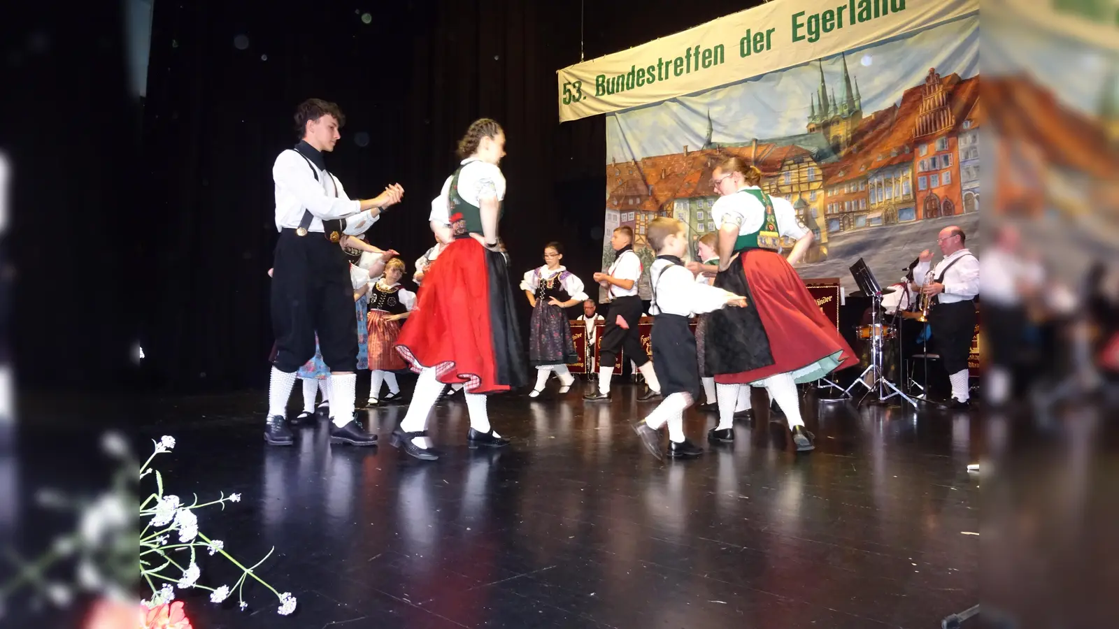 Auch Kinder reihten sich in die Tanzgruppen beim Heimatabend ein (Bild: Alfons Prechtl)