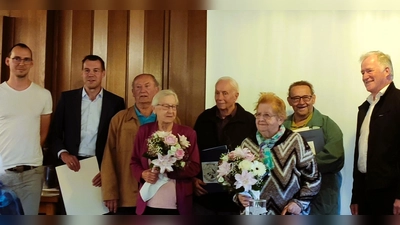 Von links nach rechts im Bild: Fabian Schöberl, 1. Vorsitzender, Andreas Malzer, BLSV, Siegfried Walter, Ottilie Frank, Walter Frank, Theresia Schuller, Horst Schuller, Anton Bauernfeind, BSV. (Bild: Patrick Jung)