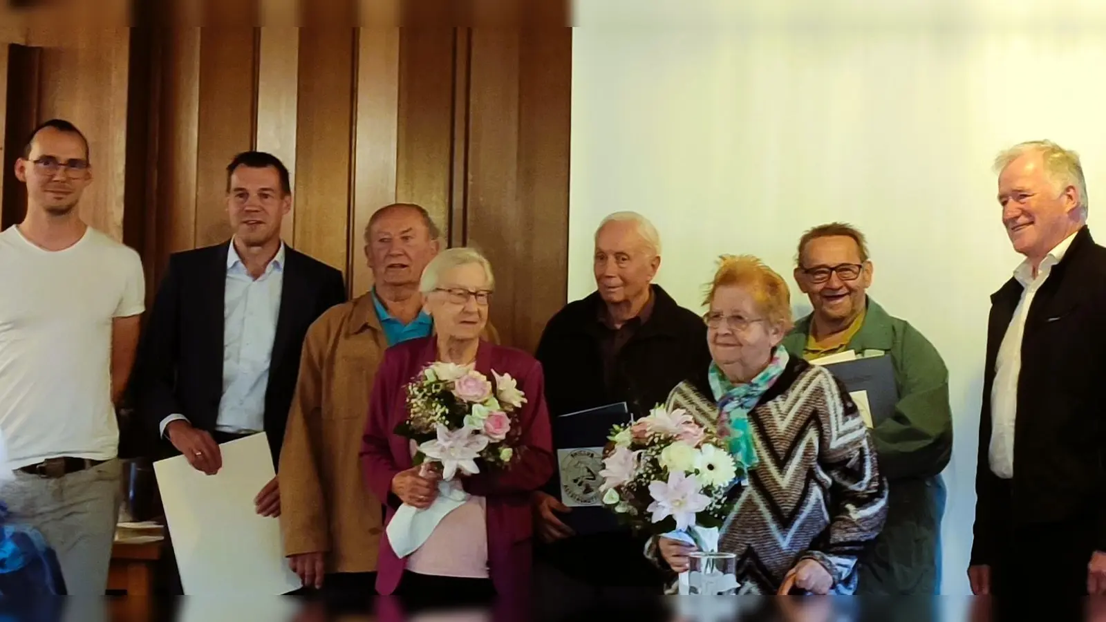 Von links nach rechts im Bild: Fabian Schöberl, 1. Vorsitzender, Andreas Malzer, BLSV, Siegfried Walter, Ottilie Frank, Walter Frank, Theresia Schuller, Horst Schuller, Anton Bauernfeind, BSV. (Bild: Patrick Jung)