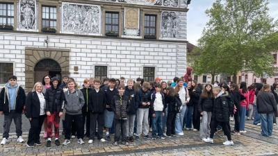 Beim ersten Besuch der 7. Klassen beider Schulen stand eine spannende Erkundungstour durch die Stadt Stříbro auf dem Programm. (Bild: Dr. Julia Kumanska)
