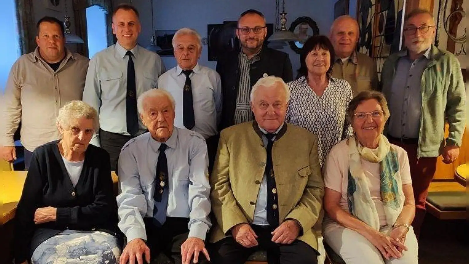 Der Raupen- und Baggerverein Vohenstrauß und Umgebung hat Günther Schmid (vorne, Zweiter von rechts) als Nachfolger des langjährigen Vorsitzenden und neuen Ehrenvorsitzenden Michael Hummer (vorne, Zweiter von links) gewählt. Zweiter Vorsitzender ist Anton Schwarzmeier (hinten, rechts). (Bild: Günther Schmidt jun.)