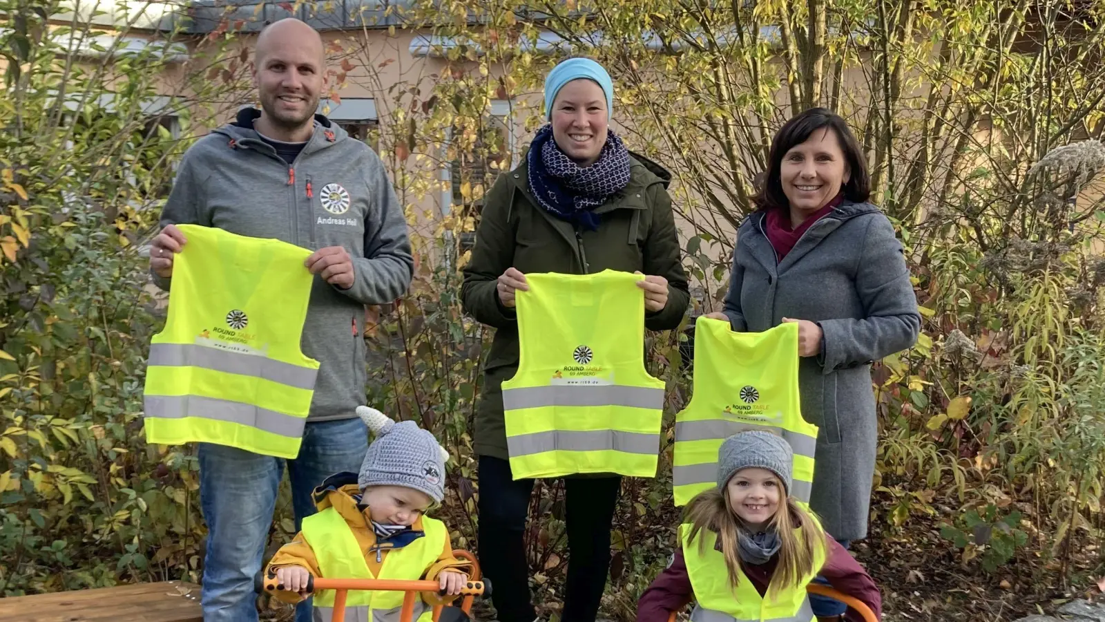 Eine verspätete Weihnachtsüberraschung bescherte Round Table dem Kinderhaus St. Konrad; (von links) RT-Vizepräsident Dr. Andreas Heil mit Ehefrau Lisa und Tanja Kaschny, Leiterin des Kinderhauses St. Konrad.  (Bild: usc)