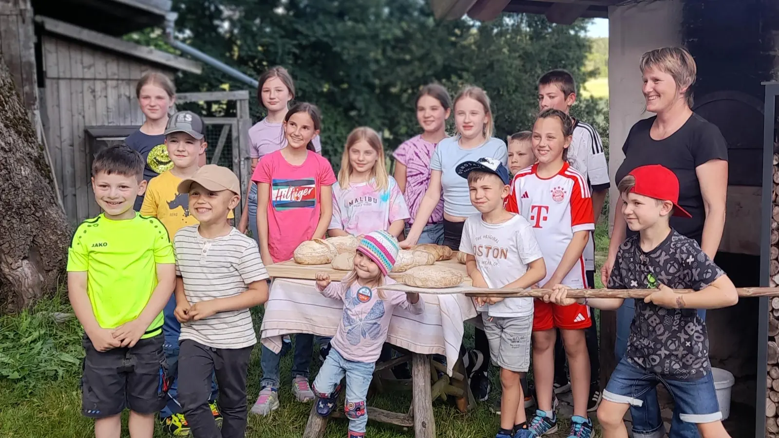 Brot backen im Holzbackofen bei Familie Zäch. (Bild: Claudia Kulzer)