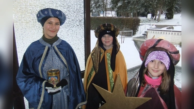 Eine der Sternsingergruppen in der Pittersberger Nikolauspfarrei, die tapfer zu den Familien trotz Schnee und Eis umherzogen und sich für die armen Kinder in Kenia sowie Kolumbien engagierten. Die drei (von links) Johanna, David und Mira erledigten ihre Aufgabe dennoch sichtlich gerne! (Bild: Michael Götz)