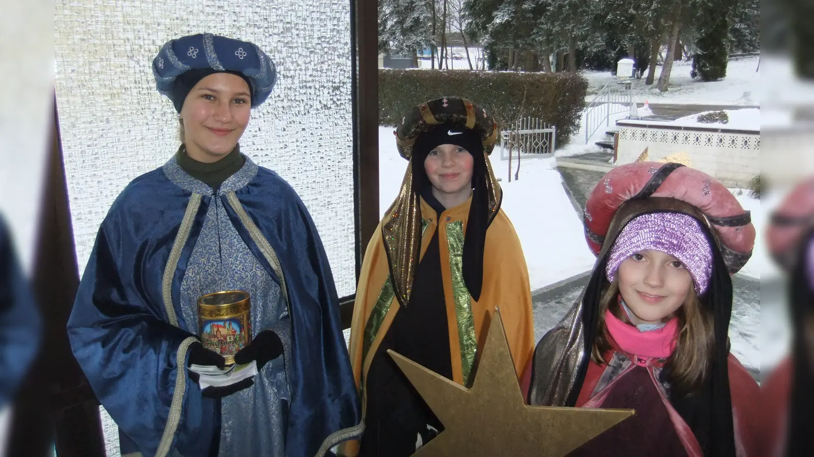 Eine der Sternsingergruppen in der Pittersberger Nikolauspfarrei, die tapfer zu den Familien trotz Schnee und Eis umherzogen und sich für die armen Kinder in Kenia sowie Kolumbien engagierten. Die drei (von links) Johanna, David und Mira erledigten ihre Aufgabe dennoch sichtlich gerne! (Bild: Michael Götz)