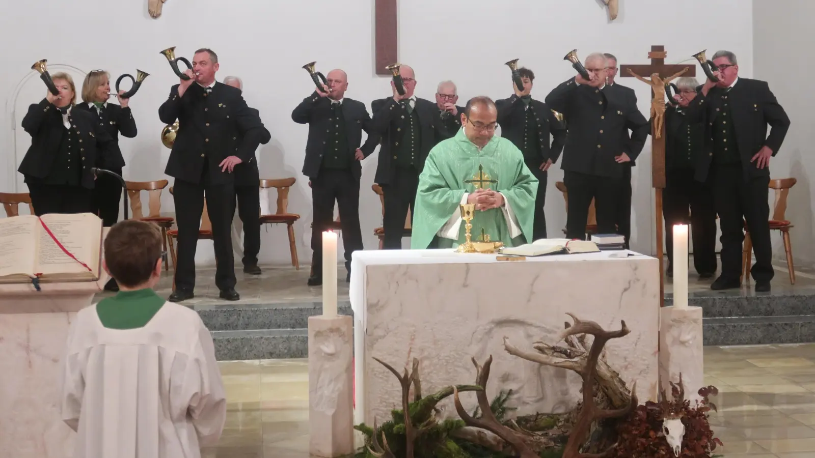 Die Jagdhornbläser der BJV-Kreisgruppe Sulzbach-Rosenberg umrahmen die Hubertusmesse in der Herz-Jesu-Kirche Sorghof.  (Bild: Rosi Hasenstab)