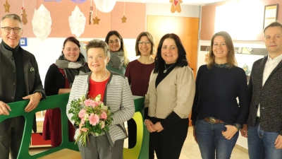 Marcela Härtl (vorne, Mitte) bei der Verabschiedung in den Ruhestand. Mit im Bild: (von rechts) Hauptverwaltungs-Leiter Markus Bergauer, stellvertretende Kindergarten-Bereichsleiterin Christina Sladky, stellvertretende Kinderhaus-Leiterin Maria Üblacker, Susanne Brysch, Vertreterin des Personalrats, Elternbeirats-Vorsitzende Svenja Summer und Elternbeiratsmitglied Julia Völkl sowie Bürgermeister Franz Stahl.  (Bild: Stadt Tirschenreuth/exb)