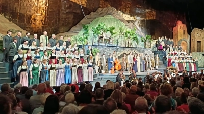 Am Ende des Salzburger Adventsingens wurden die Besucher mit einer gigantischen Schlusseinstellung aller Schauspieler und dem Andachtsjodler beschenkt, der für Gänsehautmomente sorgte. (Bild: Katharina Faltenbacher)