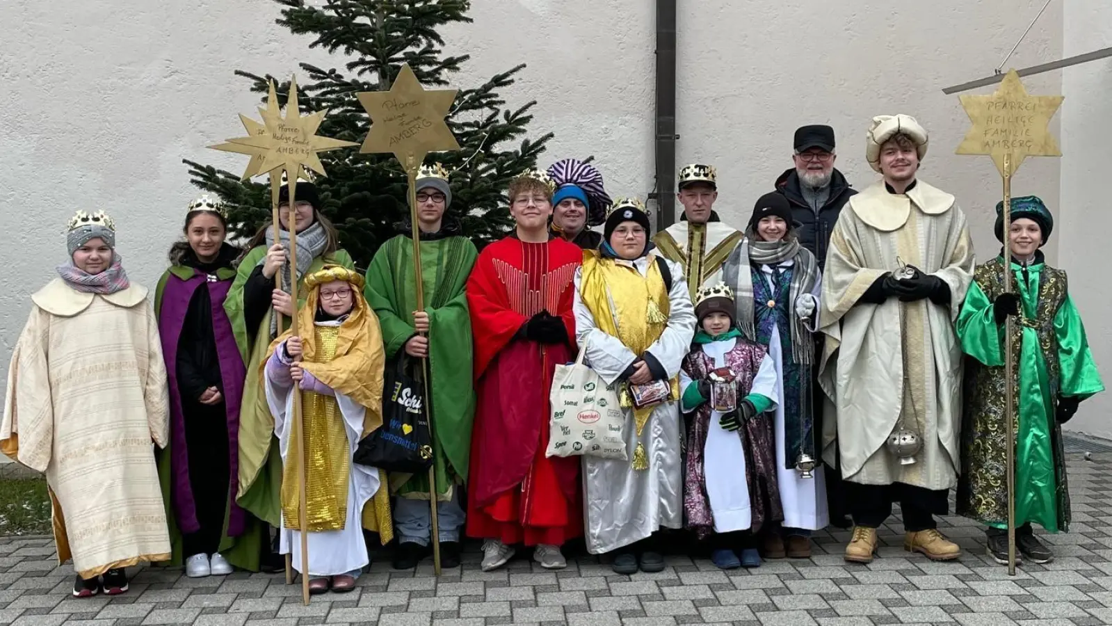 Ministranten der Heiligen Familie in Dreikönigsgewänder (Bild: Stephanie Masszi )