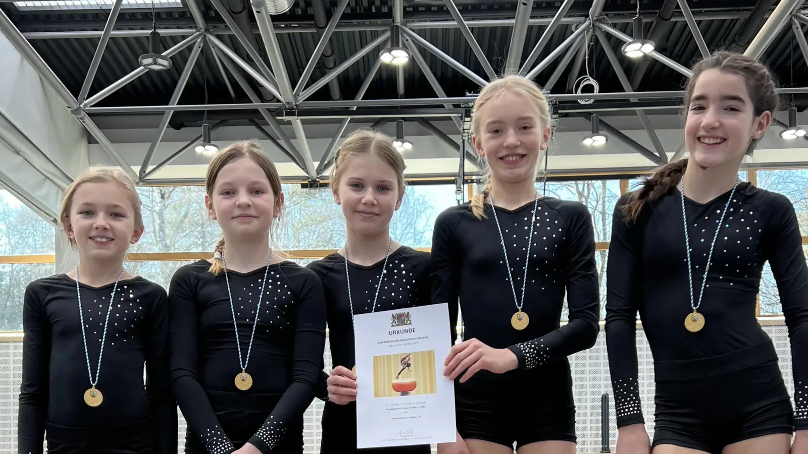 Turnerinnen des Augustinus-Gymnasiums Altersklasse IV: Paula Fürst, Sophia Völkl, Stefania Ibis-Vasile, Emma Gallitzendorfer, Alexa Reber  (Bild: Andrea Beßenreuther)