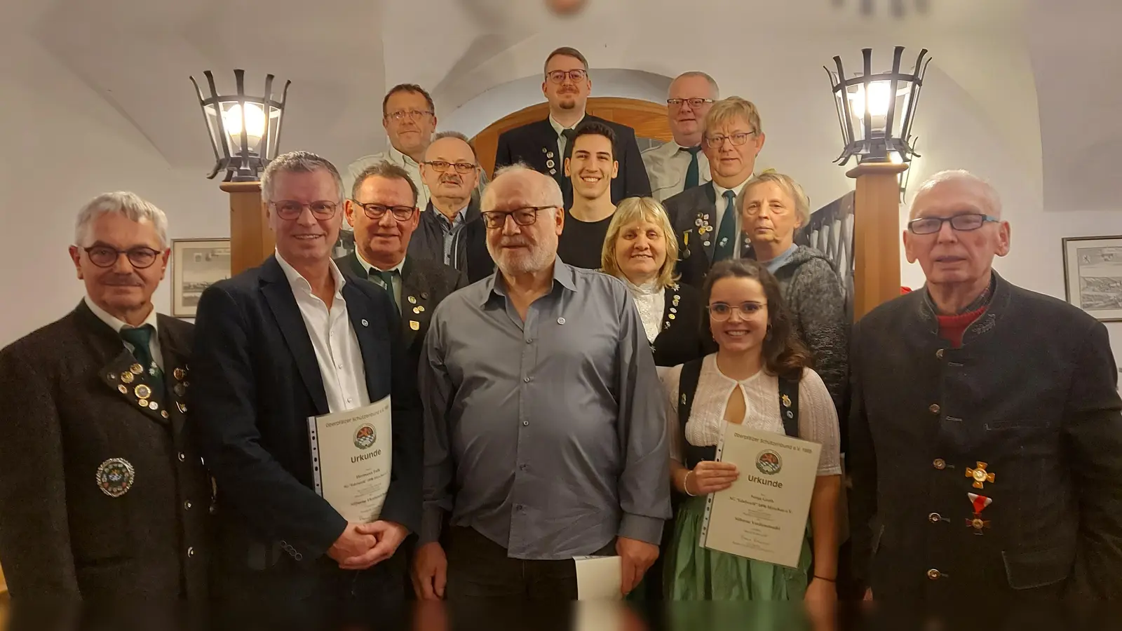 Verdiente Mitglieder wurden ausgezeichnet. Im Bild von links: Schützenmeister Günter Heidl, Bürgermeister Hermann Falk, Richard Schwarz, Norbert Kummert, Josef Meier, Günter Kohl, Michael Schübel, Jacob Schwab, Johanna Bauer, Klaus Böller, Sonja Groth, Reinhard Daller, Christine Hiltner, Gauschützenmeister Heiner Fraunholz. (Bild: Renate Daller)