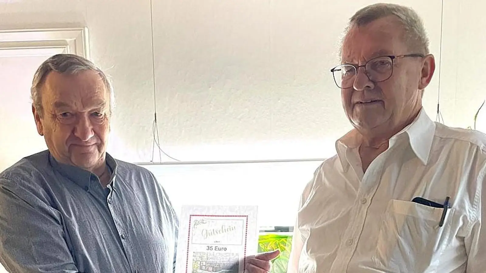 1. Vorstand Richard Sperber (rechts) gratuliert Leo Brückner (links) zum 70. Geburtstag.  (Bild: Gertrud Sperber)