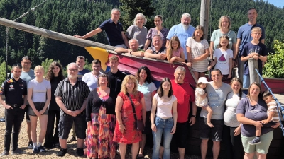 Die Teilnehmer des Familienwochenendes der Kolpingsfamilie Friedenfels vor und auf dem Piratenschiff im Kolping-Ferienhaus „Bayerischer Wald“ in Lambach. (Bild: Reiner Gärtner)