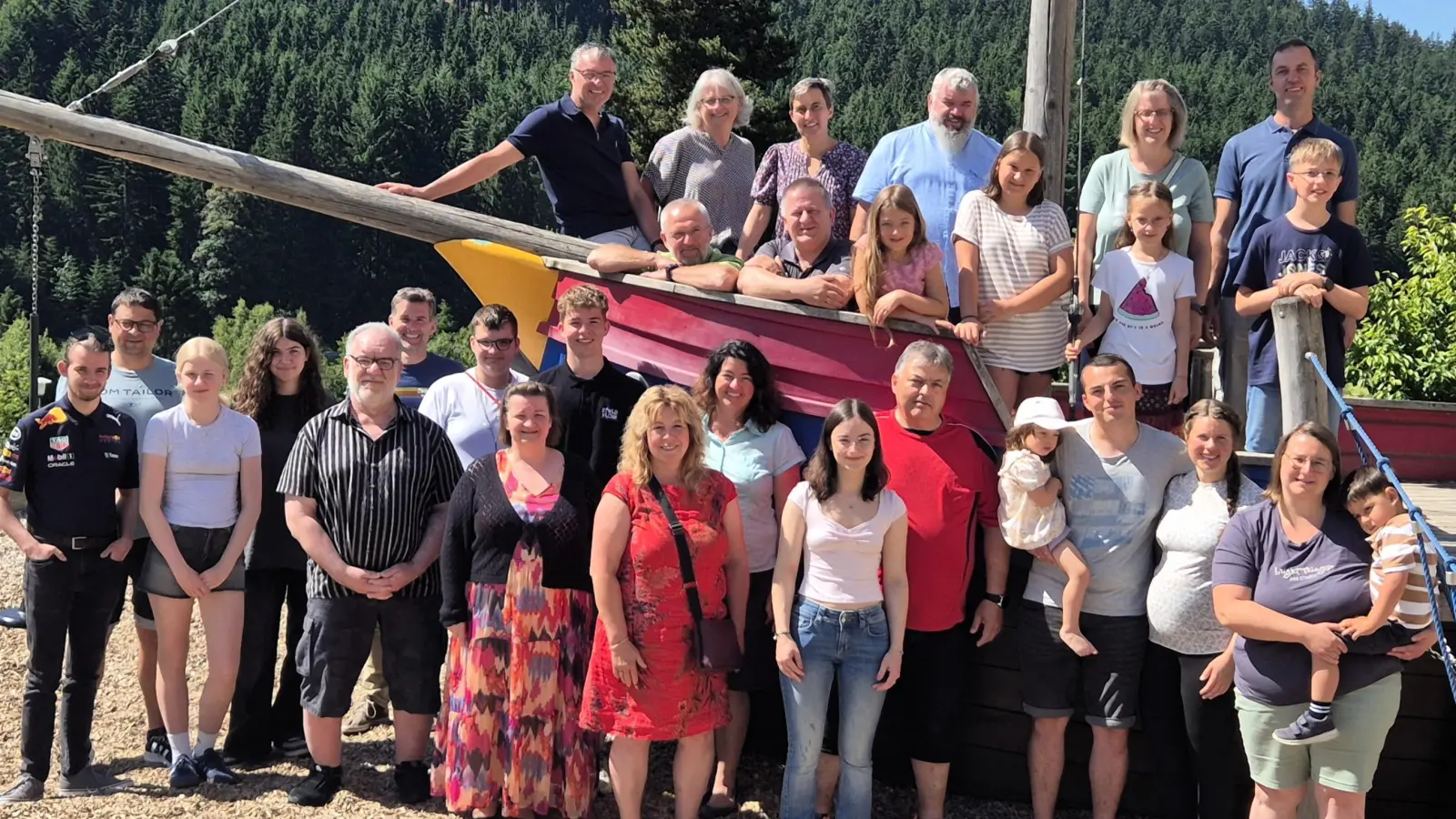 Die Teilnehmer des Familienwochenendes der Kolpingsfamilie Friedenfels vor und auf dem Piratenschiff im Kolping-Ferienhaus „Bayerischer Wald“ in Lambach. (Bild: Reiner Gärtner)
