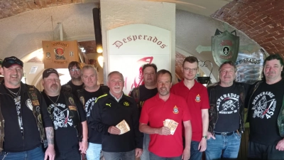 Eine Abordnung der Desperados überreichte jeweils 300 Euro an den SV Poppenreuth und an die Feuerwehr Poppenreuth. (Bild: fpoz)