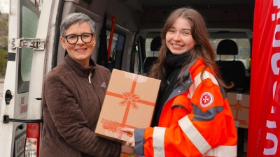 v.l.n.r.: Anette Velis (Tafelleitung), Leonie Klemen (Johanniter-Mitarbeitende). (Bild: Aliyah Konniger)