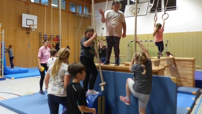 Voller Elan und Freude turnen die Kinder an den verschiedenen Geräten in der Turnhalle in Leuchtenberg. (Bild: sl)