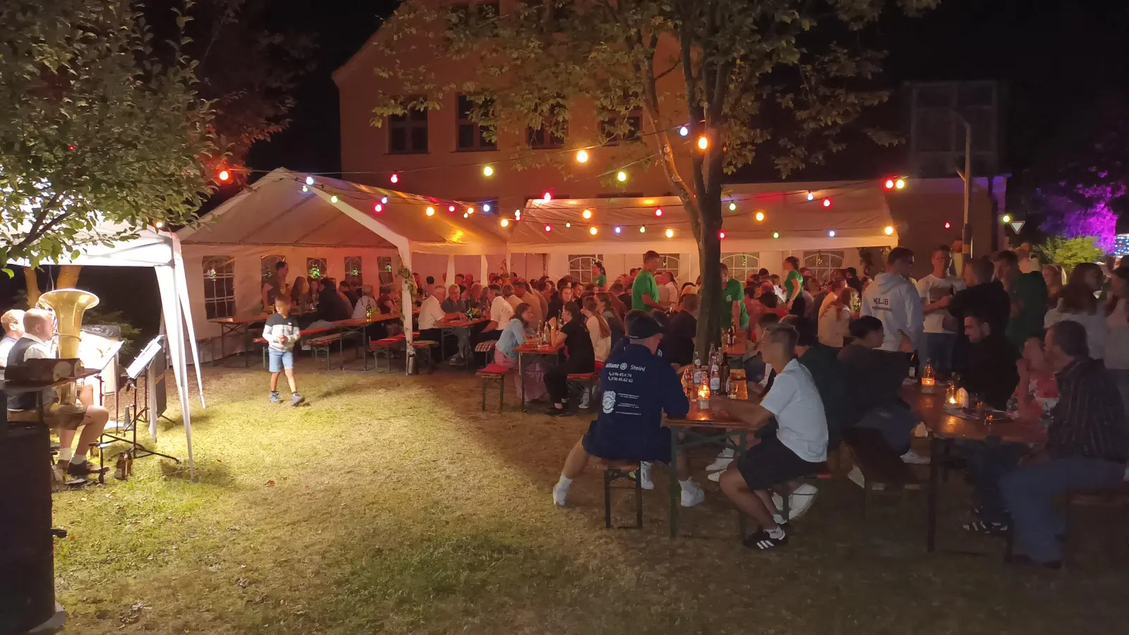 Und „Mezzoblech” spielt dazu: Fast voll besetzt waren die Bänke auf dem Burkhardsreuther Schulhof, wohin die Katholische Landjugend zum Weinfest eingeladen hatte. (Bild: Bernhard Piegsa)