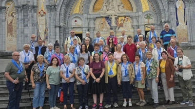 Das Bild zeigt die Pilgergruppe mit Pater Benedikt Leitmayr (hinten links) (Bild: Marianne Greiner)