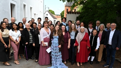Die Absolventinnen und Absolventen der generalistischen Pflegeausbildung sowie der Pflegefachhelfer-Ausbildung mit Gratulanten, darunter Diözesan-Caritasdirektor Michael Weißmann (re.), Schulleiterin Jutta Brose (3.v.re.), der stellvertretende Landrat Franz Mädler (4.v.re.) sowie Günter Koller (2.v.re.), 2. Bürgermeister von Sulzbach-Rosenberg.  (Bild: Susanne Schophoff )