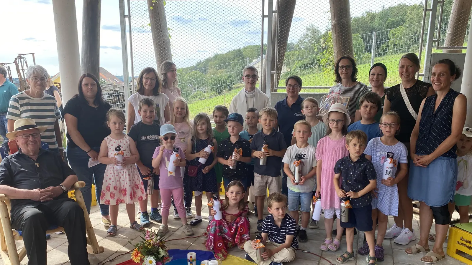 Vorschulkinder mit dem Team des Kinderhauses und Pfarrer Wilhelm Bauer (Bild: Josef Glas)