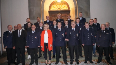 Die Geehrten mit den Vorsitzenden und Kommandanten der Wehren, stellv. Landrätin Andrea Lang und Landkreis - Feuerwehrführung. (Bild: Franz Völkl)