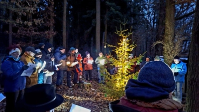 Die Gemeinschaft Sankt Georg Rosenberg feierte eine gelungene Waldweihnacht bei Grottenhof. (Bild: Brigitte Schöner )