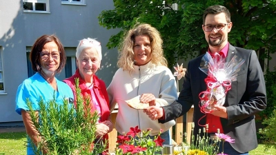 Spendenübergabe an das Franz Zebisch Heim von links Lisa Käck, Hilde Zebisch, Beate Merkl von der Schimmel AG und Heimleiter Manoel Schmidt. (Bild: Günther Thiel)