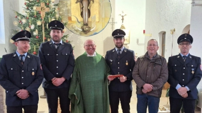 Mitglieder der FF Kleinschwand gratulieren Pfarrer Braun zum 75. Geburtstag (Bild: Christian Hartinger)