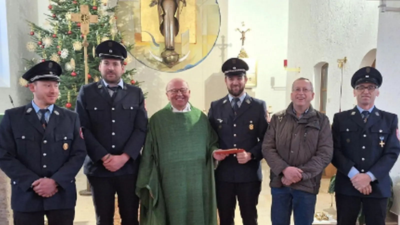 Mitglieder der FF Kleinschwand gratulieren Pfarrer Braun zum 75. Geburtstag (Bild: Christian Hartinger)