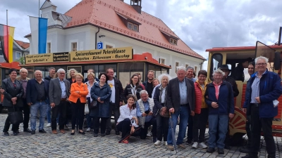 Die Arbeitsgemeinschaft Unternehmensführung besuchte die Zoiglstadt Mitterteich. Auch eine Fahrt mit dem „Express” der Petersklause (im Hintergrund) gehörte zum Programm.  (Bild: AGU/exb)