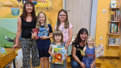 Von links nach rechts: Gabi Scharf (Büchereileiterin), Emilia Scharf, Emilia Schön (vorne), Elena Kramel (Gewinnerin), Sandra Popp (Büchereimitarbeiterin) und Betty Schedl.  (Bild: Gabi Scharf)