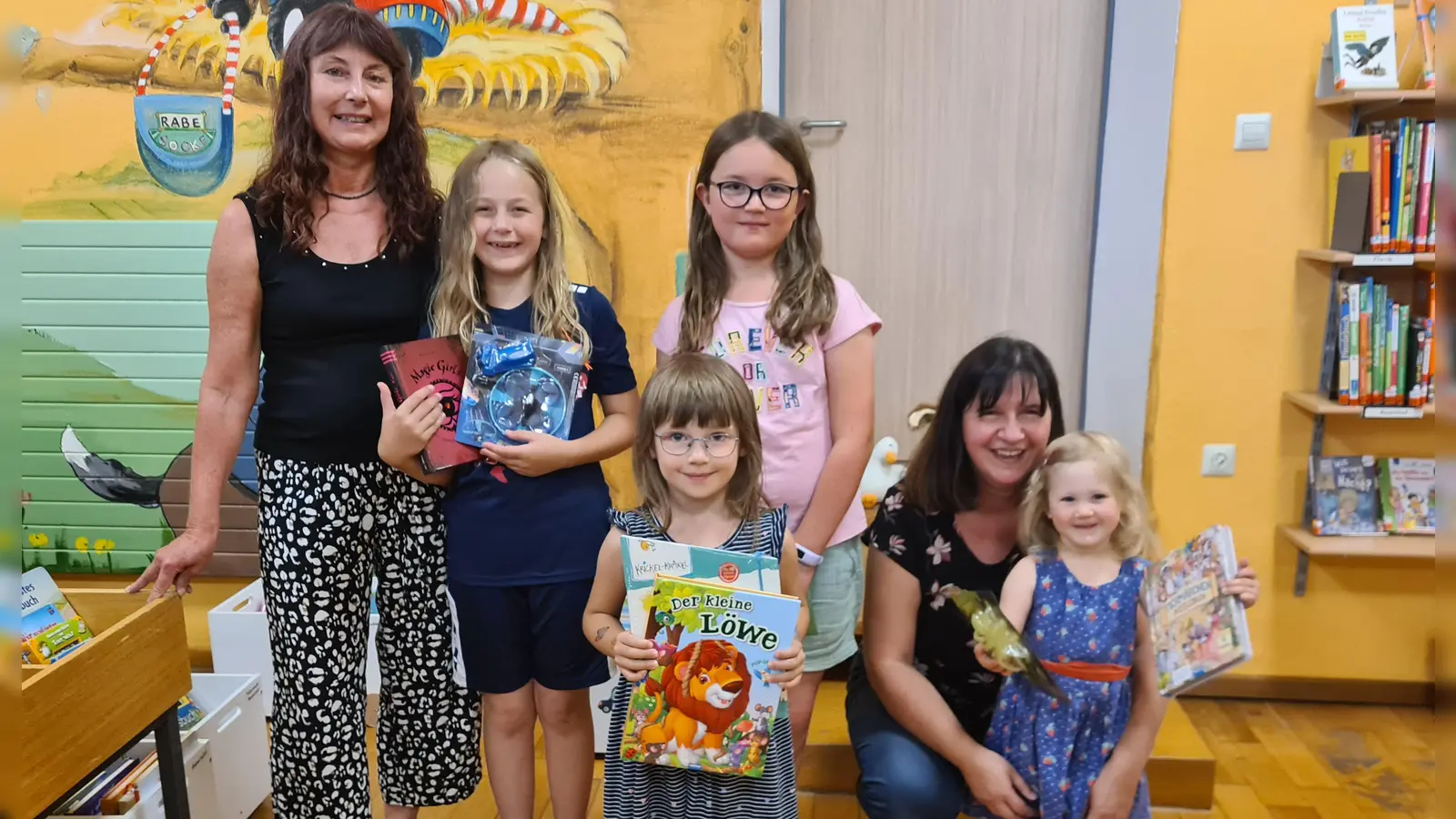 Von links nach rechts: Gabi Scharf (Büchereileiterin), Emilia Scharf, Emilia Schön (vorne), Elena Kramel (Gewinnerin), Sandra Popp (Büchereimitarbeiterin) und Betty Schedl.  (Bild: Gabi Scharf)